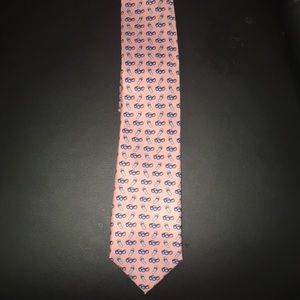 Men’s Nautica necktie.